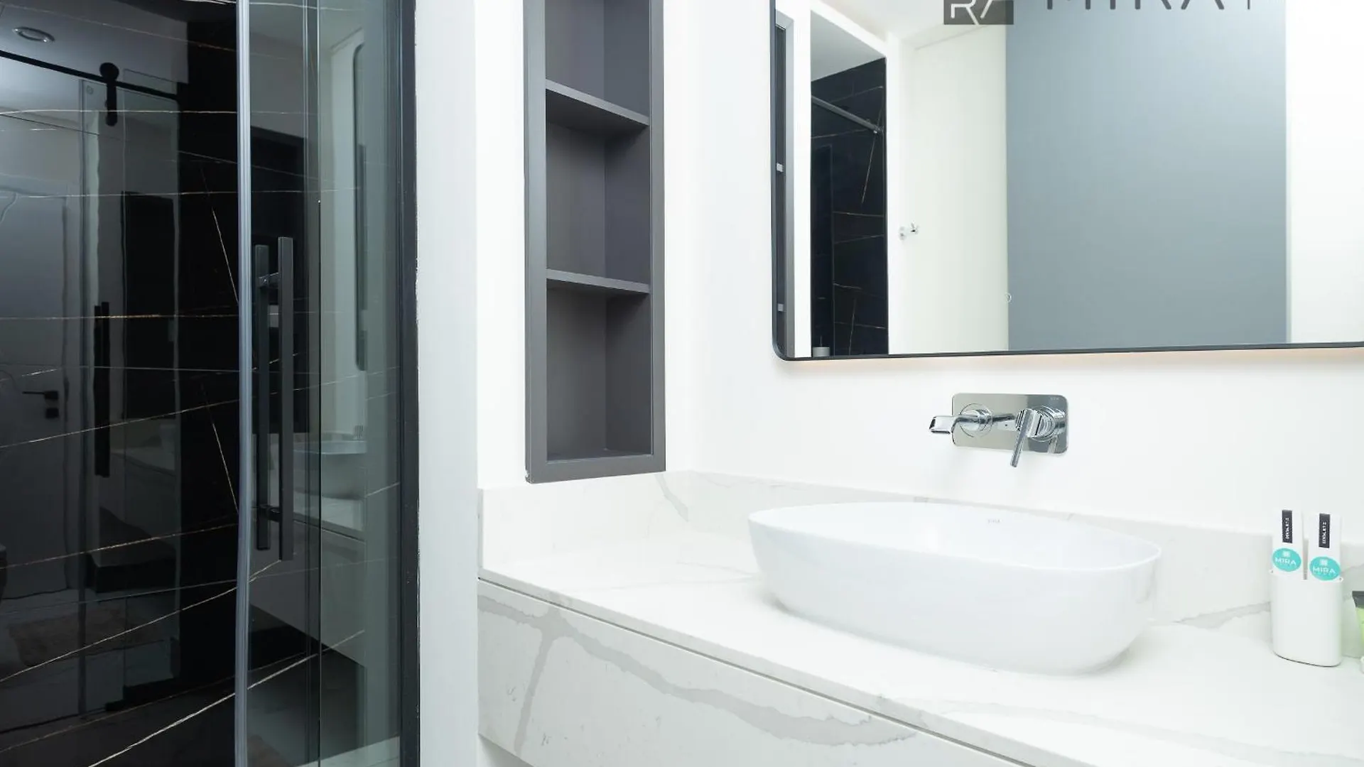 Mira Holiday Homes - Beautiful 2 Bedroom With Canal View In Business Bay Dubai