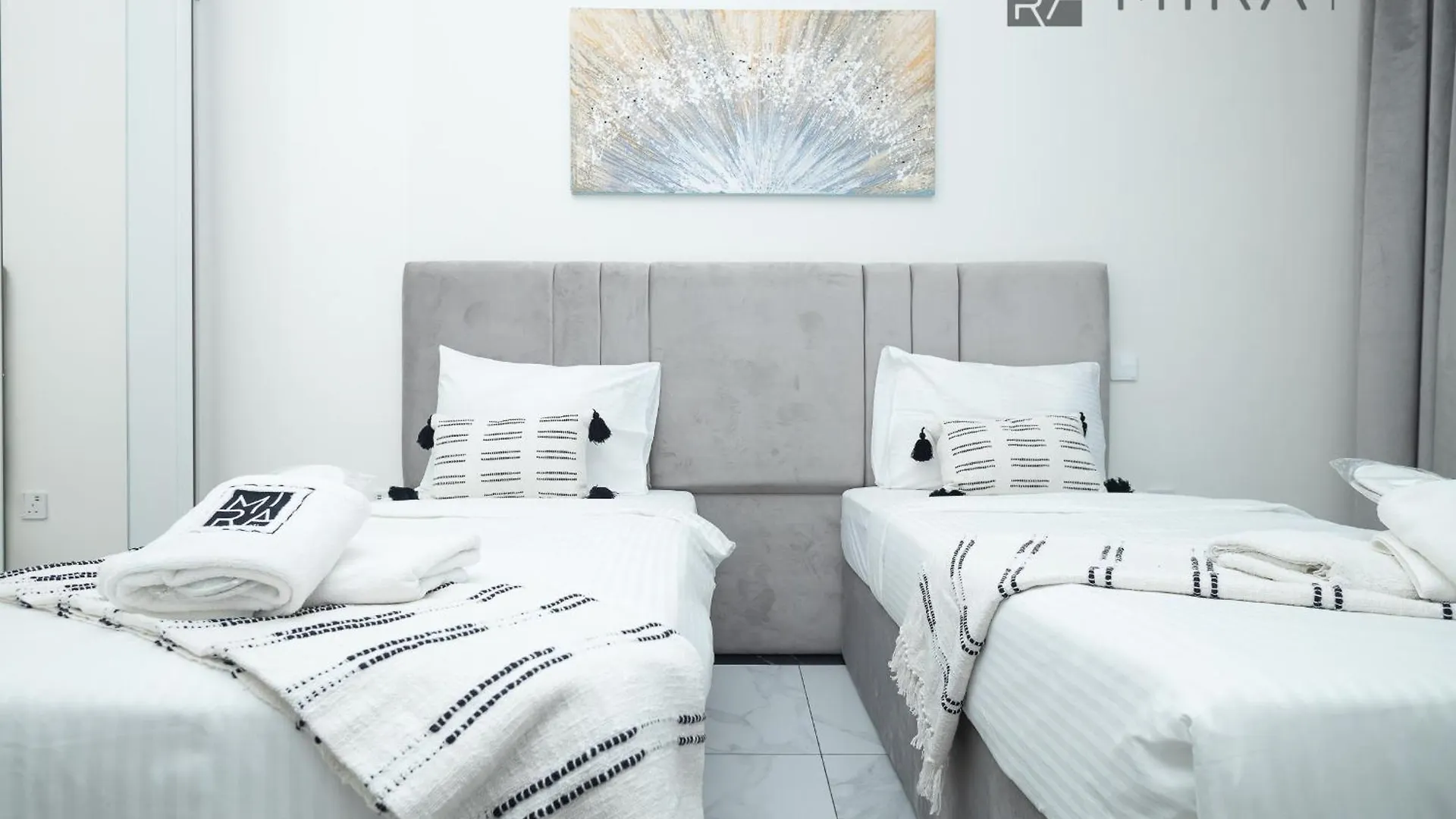 Daire Mira Holiday Homes - Beautiful 2 Bedroom With Canal View In Business Bay Dubai