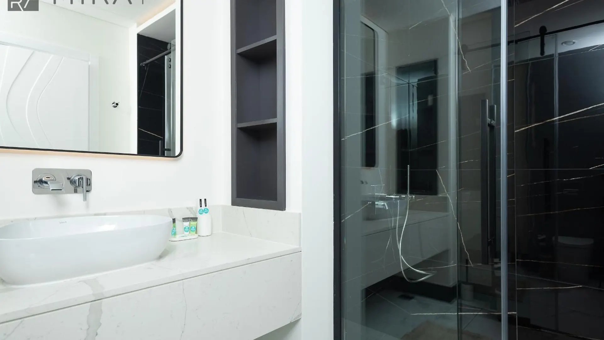 Mira Holiday Homes - Beautiful 2 Bedroom With Canal View In Business Bay Dubai
