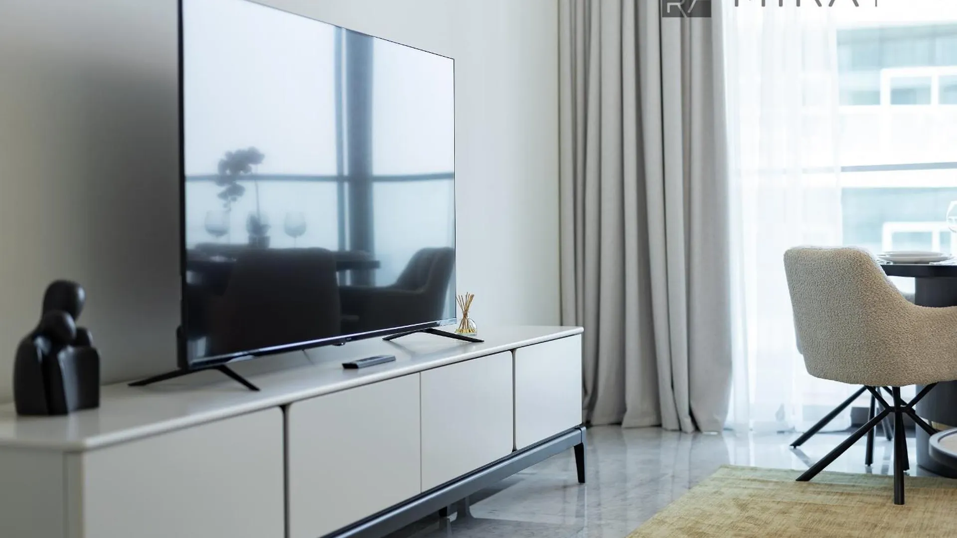 Mira Holiday Homes - Beautiful 2 Bedroom With Canal View In Business Bay Dubai